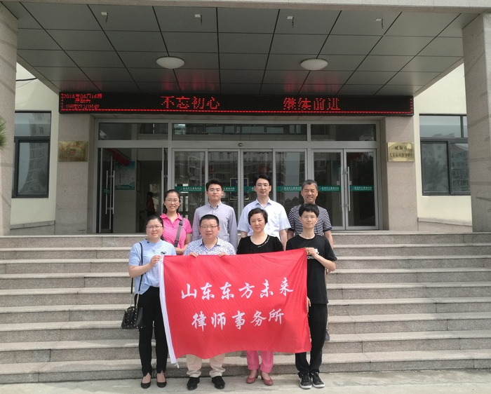楼前合影2.jpg