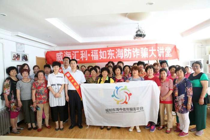 与社区居民合影.jpg