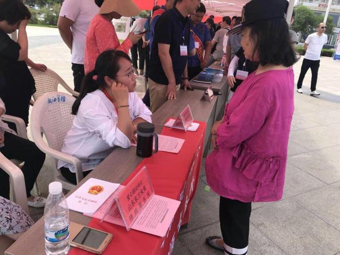 孙律师接受咨询.jpg