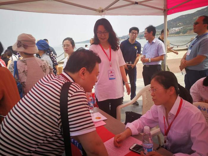 周律师接受咨询.jpg